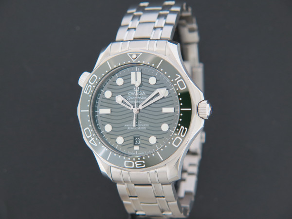 Omega - Seamaster Diver 300M Co-Axial Master Chronometer Green Dial NEW 21030422010001
