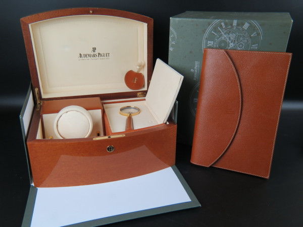 Audemars Piguet - Luxury Watch winder with accessories