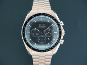Omega Speedmaster Professional Moonwatch Co-Axial Sedna Gold 31060425001001