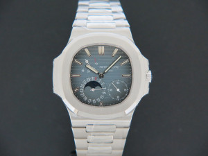 Patek Philippe Nautilus 5712/1A NOS