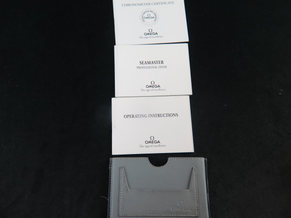 Omega - Card Holder with Booklets