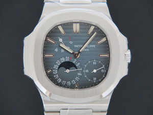 Patek Philippe Nautilus 5712/1A NOS