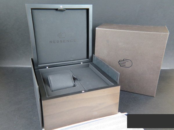 Ressence - Box