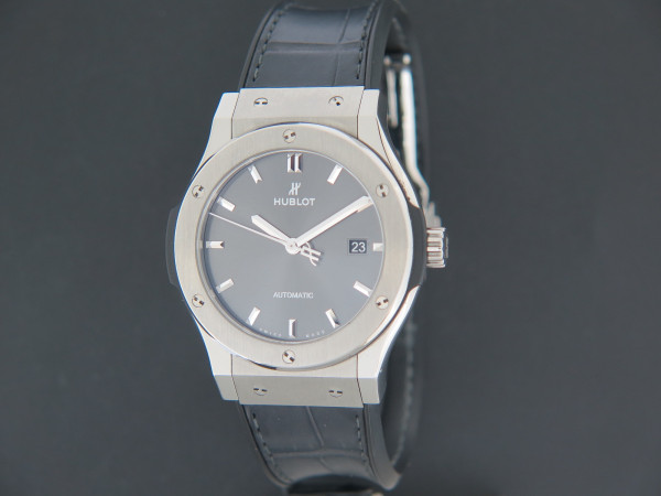 Hublot - Classic Fusion Titanium Racing Grey 42mm 542.NX.7071.LR